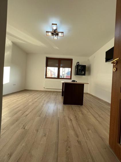 Casă cu 5 camere cu Teren 300 Mp în Exterior Vest