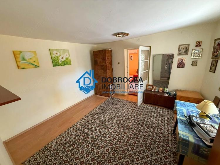 Casă cu 6 camere cu Teren 320 Mp în Păcii