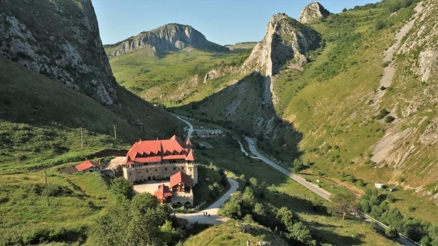 Casă cu 2 camere cu Teren 150 Mp în Vălișoara