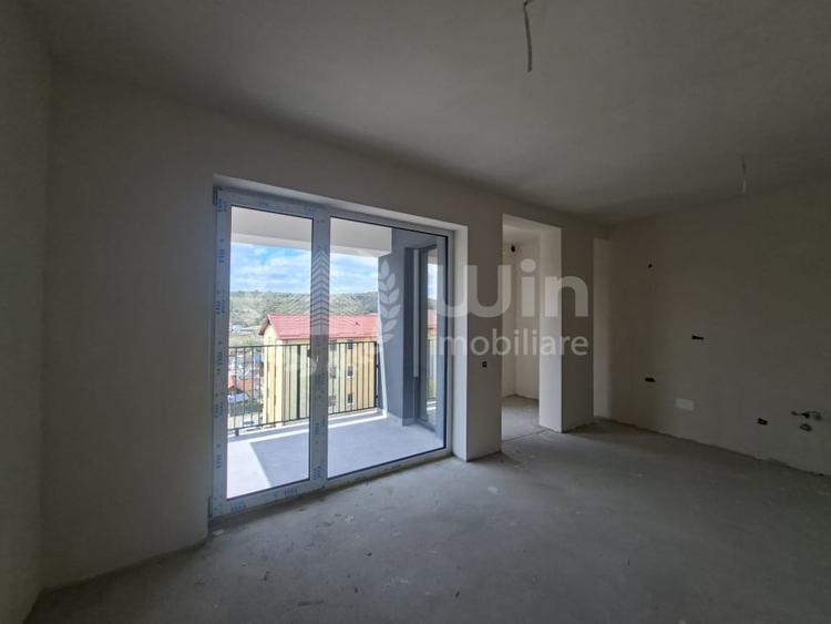 Apartament cu 3 camere semidecomandat în Baciu