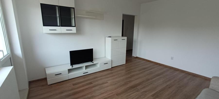 Apartament cu 3 camere semidecomandat, mobilat în Nord