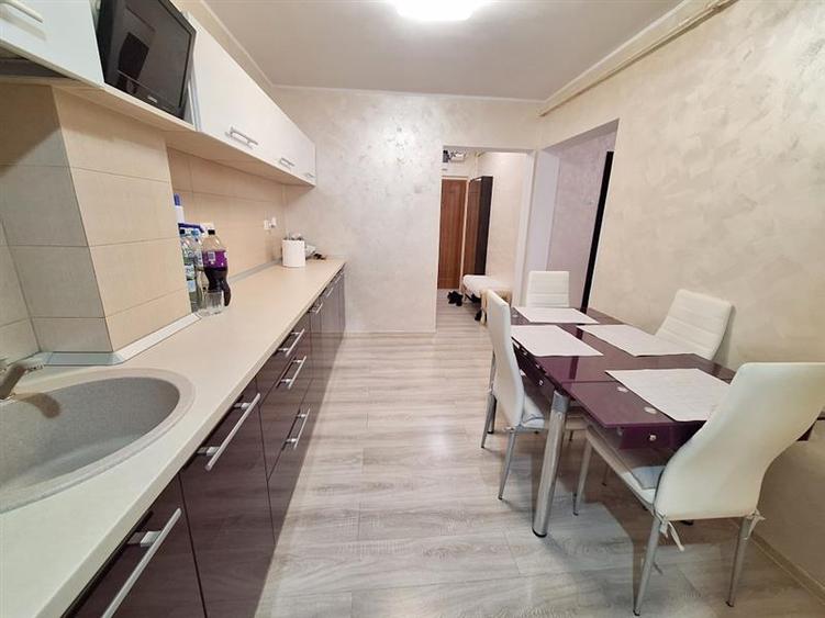 Apartament cu 3 camere decomandat în Milcov
