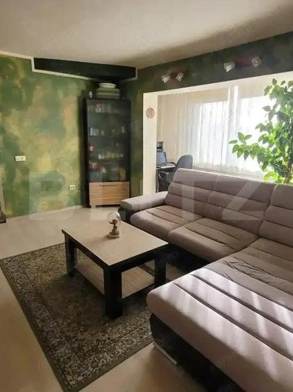 Apartament cu 3 camere semidecomandat în Central