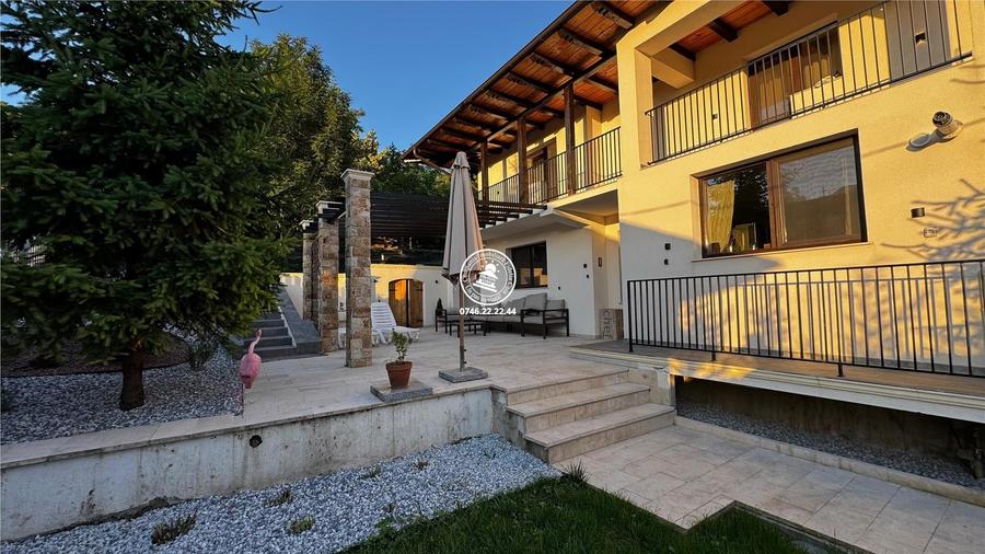 Casă cu 5 camere cu Garaj în Rediu