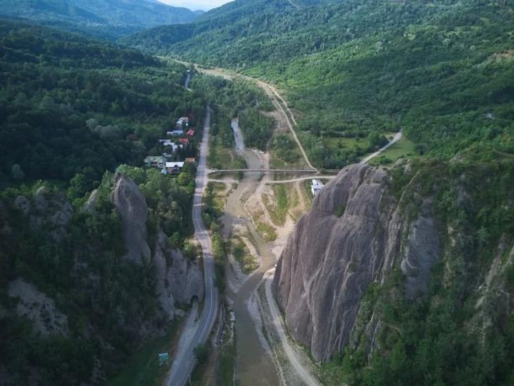 Teren chiar lângă râu 2700 mp la 1 km de pastravaria Doftana 4 km de Paltinu - 2