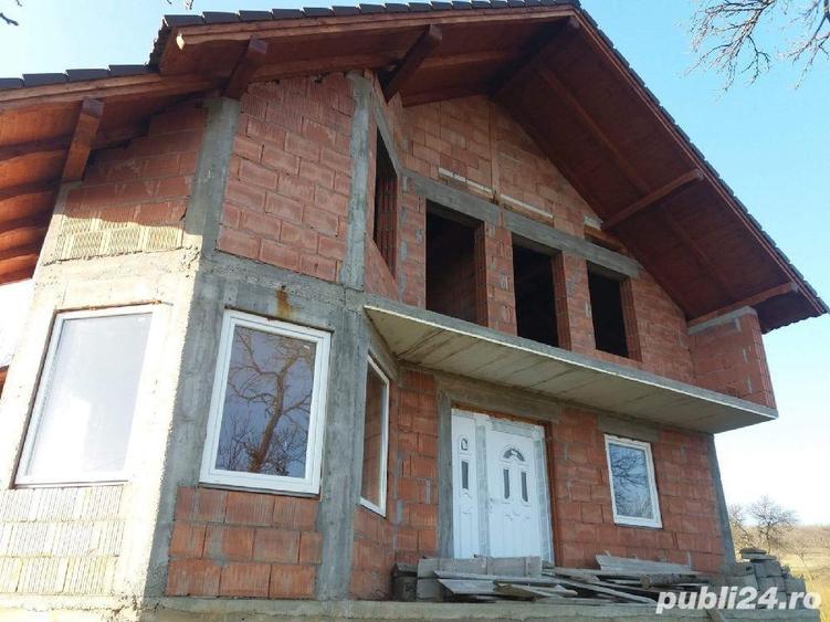 Casă cu 4 camere cu Teren 50000 Mp în Pinticu