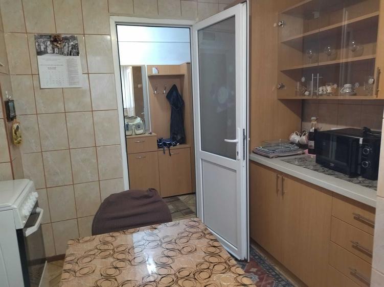 Casă cu 2 camere decomandat în Central