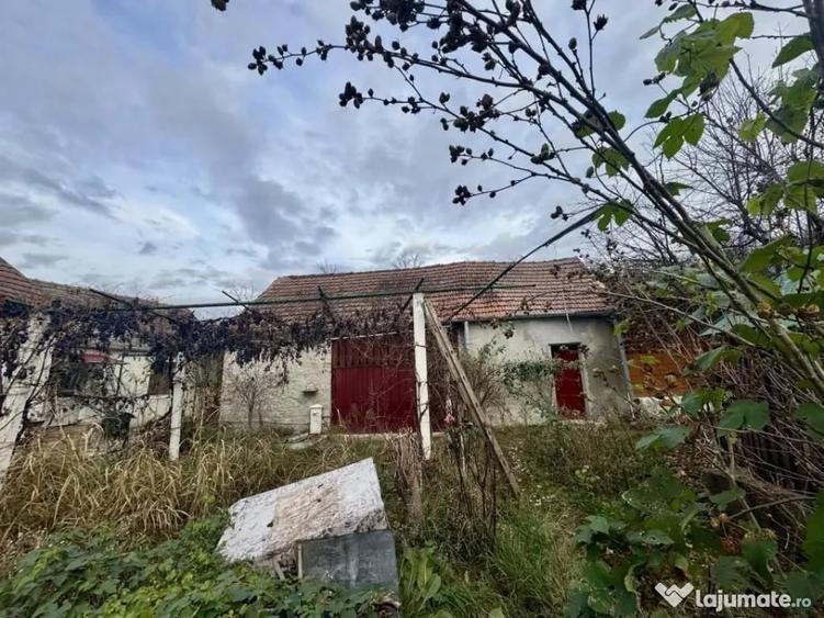 Casă cu 2 camere cu Teren 850 Mp în Uroi