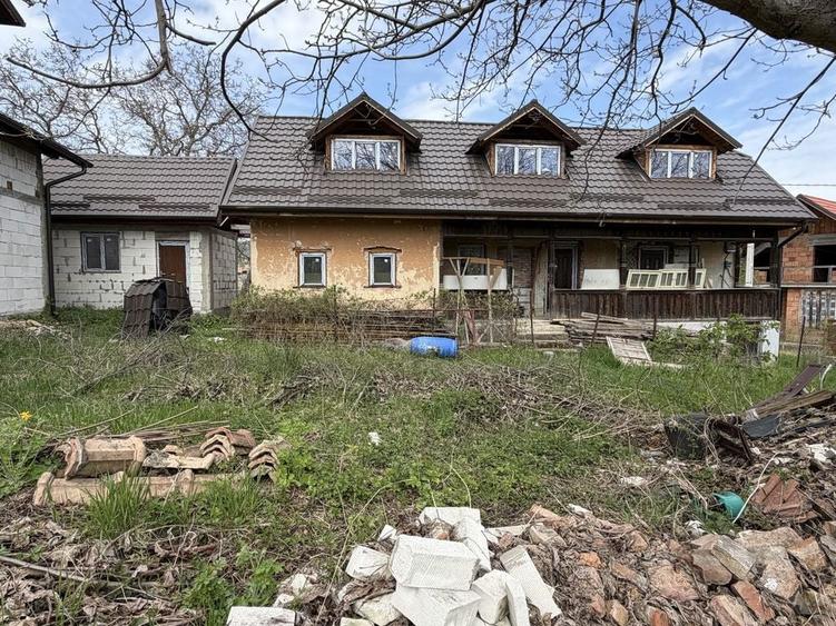 Casă cu 4 camere în Moldovenești
