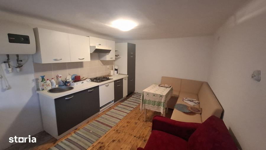 Casă cu 5 camere cu Teren 1088 Mp în Central