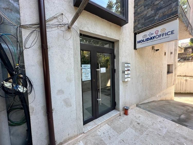 Apartament cu 3 camere semidecomandat, mobilat în P-ța Victoriei