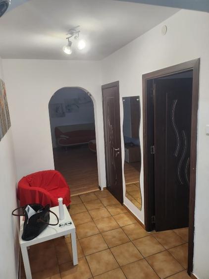 Apartament cu 3 camere semidecomandat, mobilat în Brâncoveanu