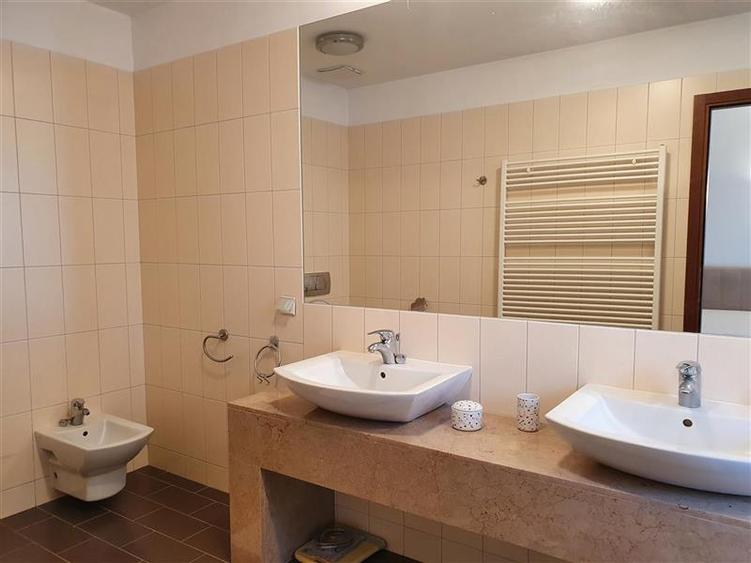 Apartament cu 4 camere semidecomandat, mobilat în Băneasa