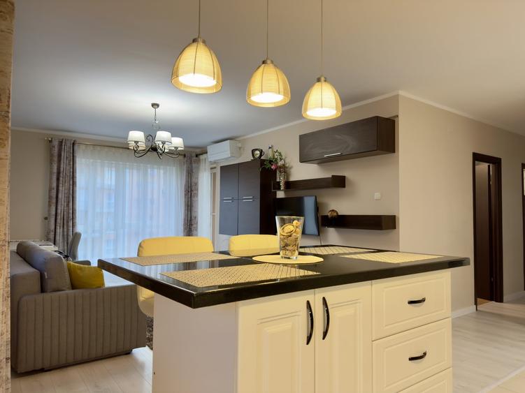 Apartament cu 3 camere semidecomandat, mobilat în Tătărași