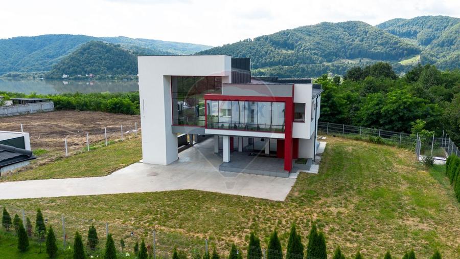 Casă individuală cu 5 camere cu Piscina în Bistrița