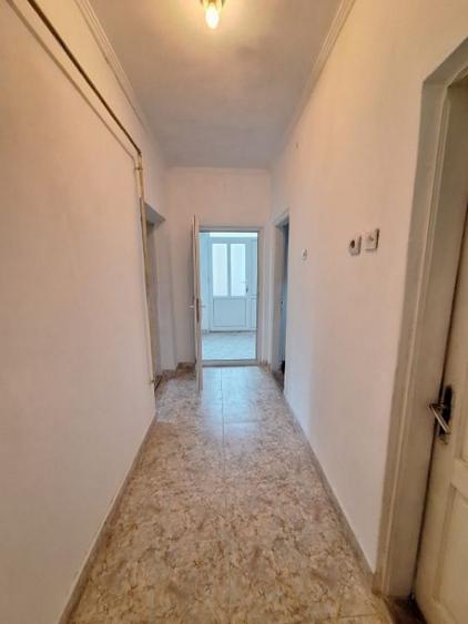Casă cu 3 camere cu Canalizare în Central