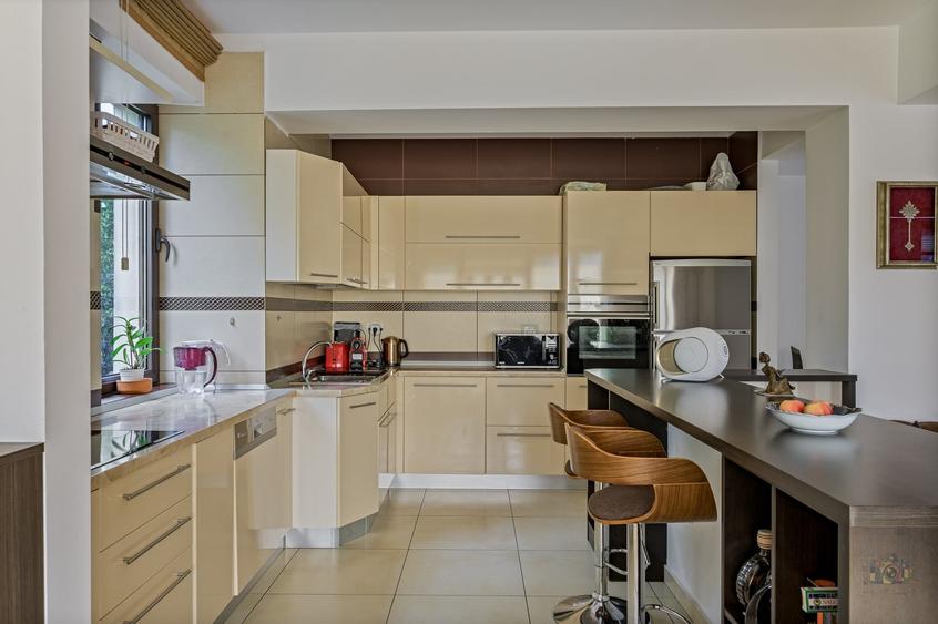 Apartament cu 4 camere semidecomandat în Floreasca