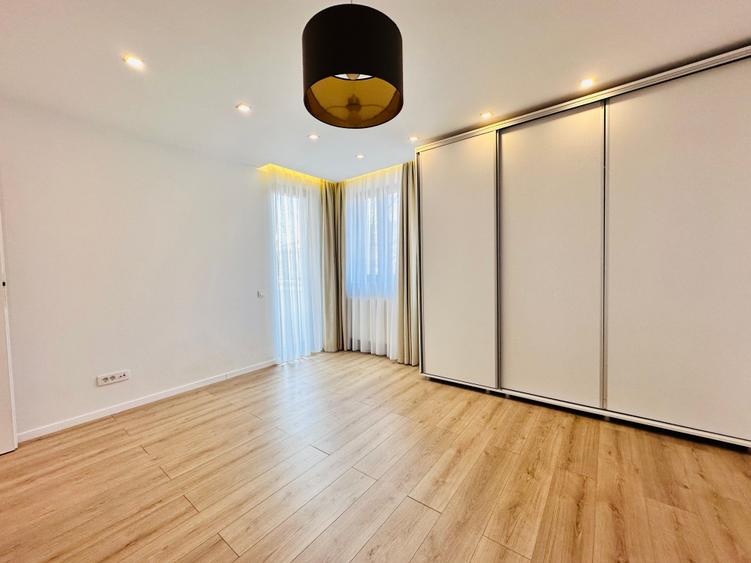 Duplex cu 9 camere cu Garaj în Central