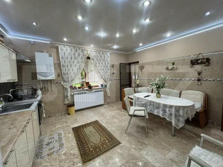 Casă cu 9 camere cu Teren 303 Mp în Central