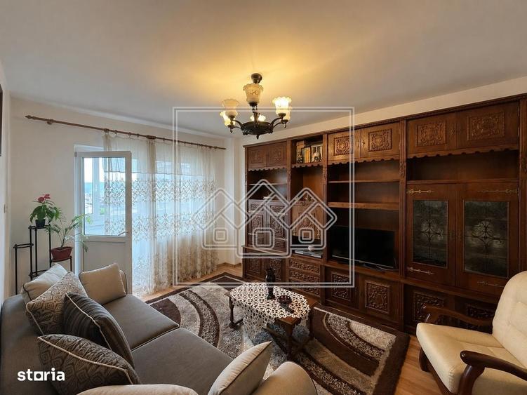 Apartament cu 4 camere decomandat în Șelimbăr