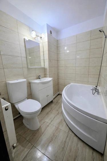 Apartament cu 3 camere semidecomandat în Micro 16