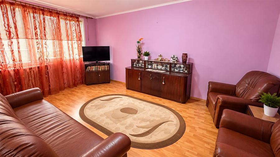 Apartament cu 3 camere decomandat, mobilat în Valea Oltului