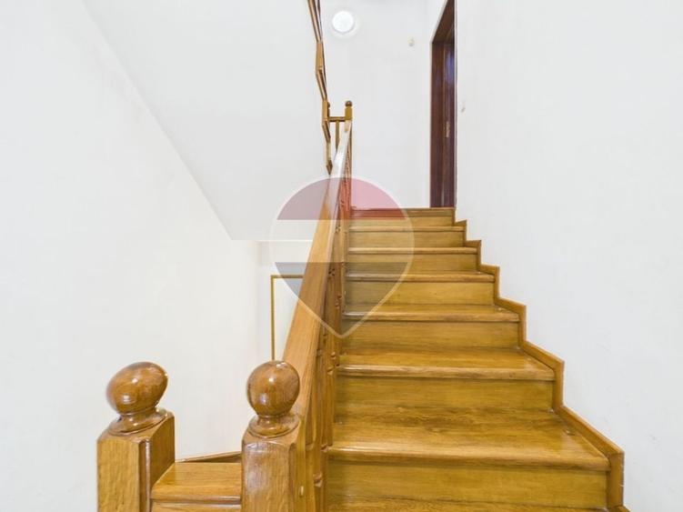 Casă individuală cu 9 camere cu Teren 642 Mp în Periferie