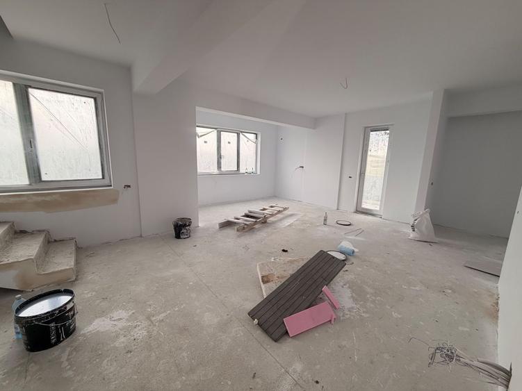 Apartament cu 4 camere decomandat în Drumul Taberei