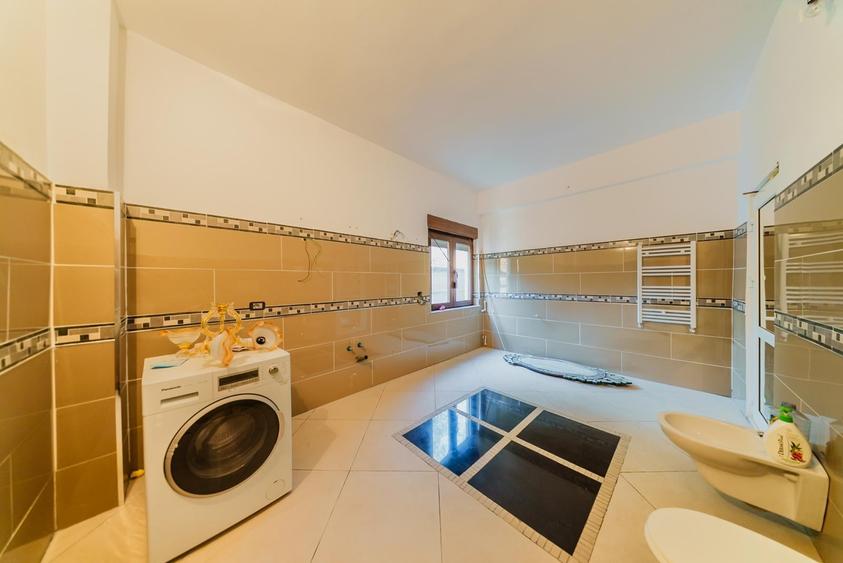 Casă individuală cu 6 camere cu Canalizare în Aradul Nou