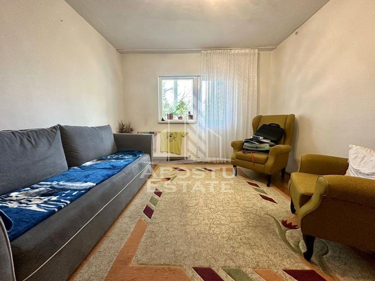 Apartament cu 3 camere semidecomandat, mobilat în Girocului