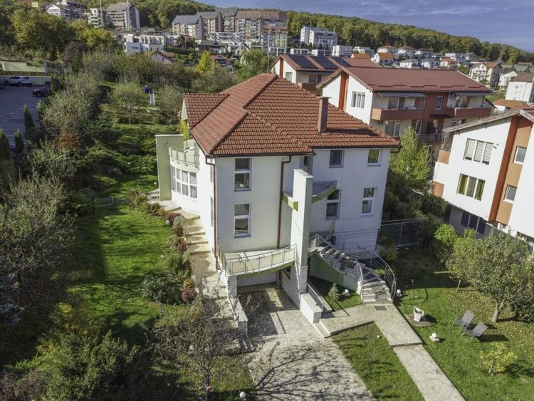 Casă individuală cu 6 camere cu Canalizare în Mănăștur