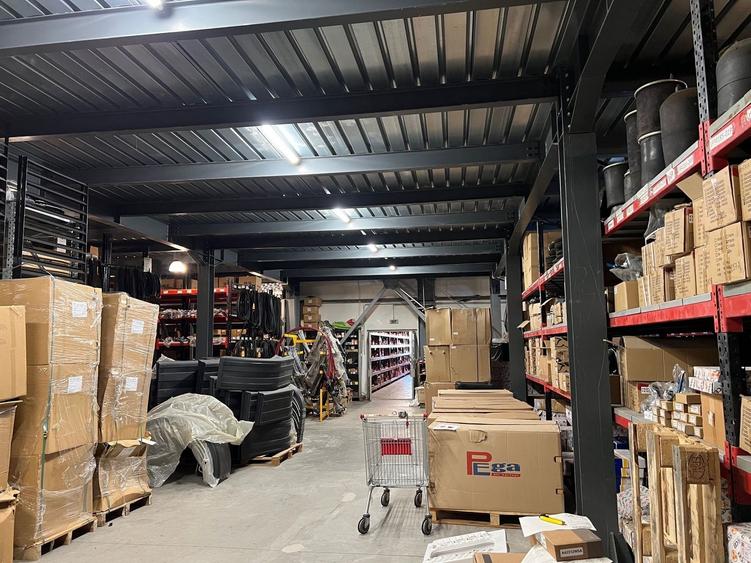 Hale si spatiu showroom ,depozitare si productie 2176 mp.Militari - Iuliu Maniu - 7