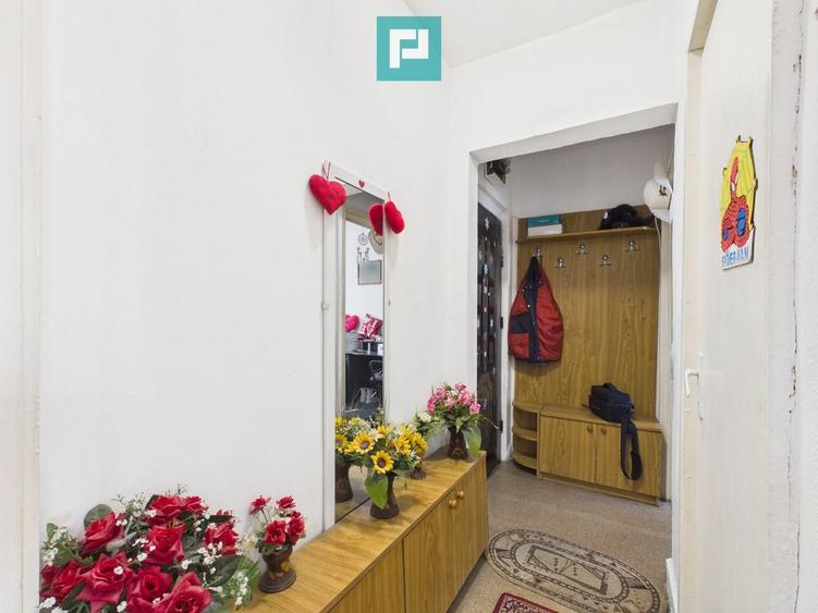 Apartament cu 3 camere semidecomandat în Valenta