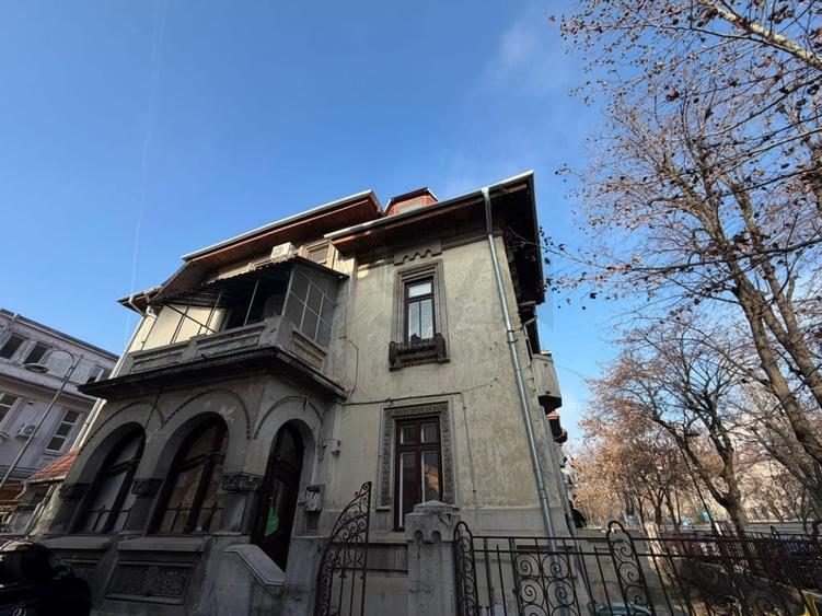 Apartament cu 3 camere decomandat în Capitale
