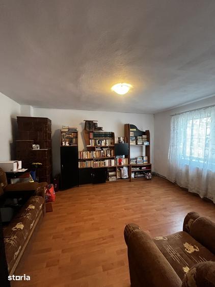 Casă cu 5 camere cu Teren 500 Mp în Priseaca