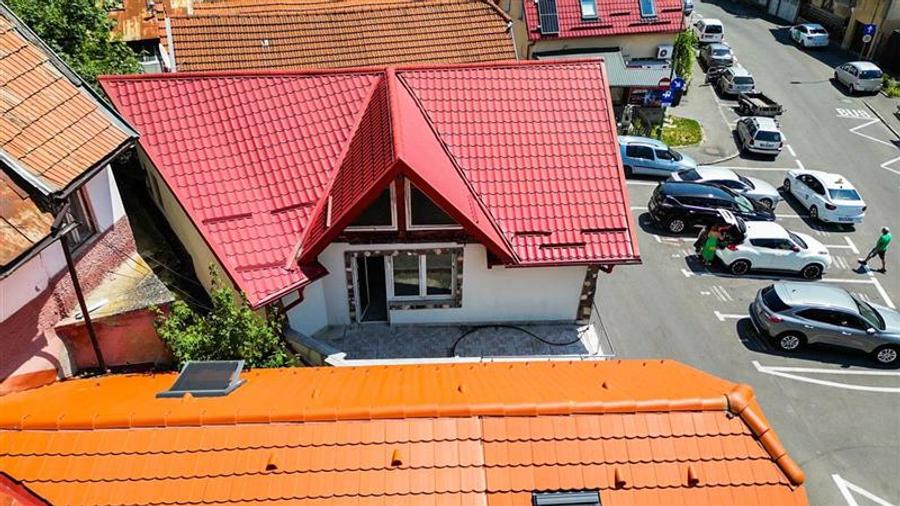 Casă individuală cu 6 camere cu Canalizare în Schei