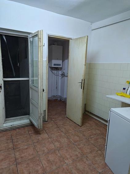 Apartament cu 3 camere semidecomandat în Vest