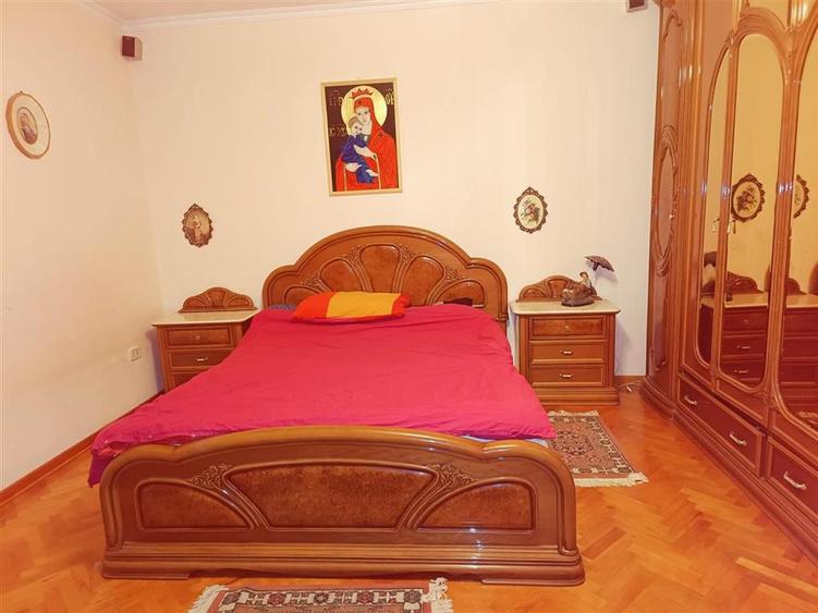 Casă individuală cu 5 camere cu Canalizare în Hurez