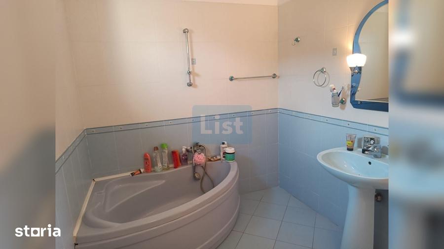 Casă cu 5 camere cu Teren 709 Mp în Podari