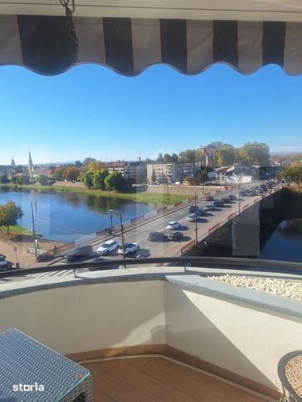 Apartament cu 4 camere decomandat în Girocului