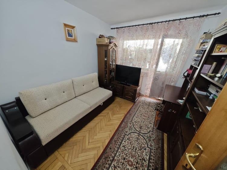 Apartament cu 4 camere decomandat în Central