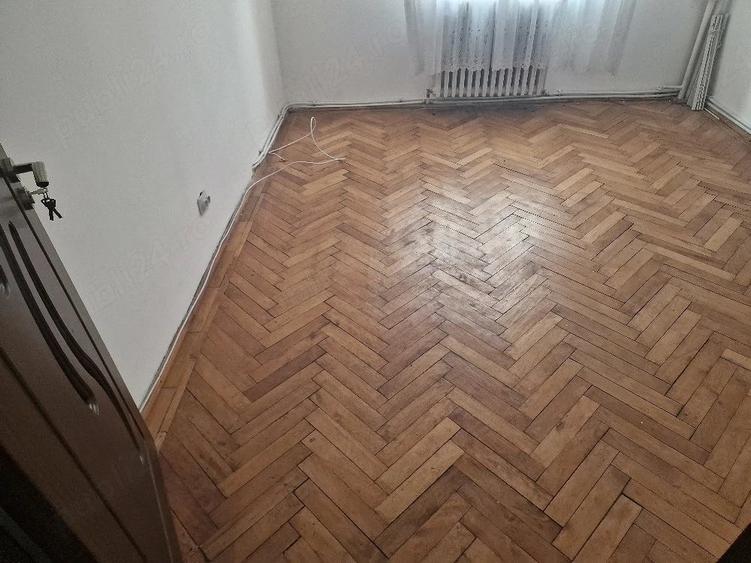 Apartament cu 3 camere semidecomandat în Mărăței