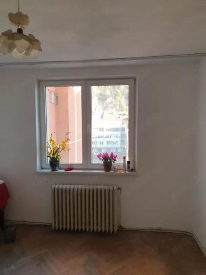Apartament cu 4 camere semidecomandat în Mărăței