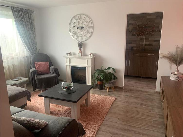 Apartament cu 3 camere semidecomandat, mobilat în Astra