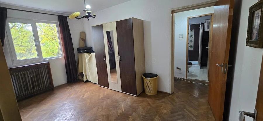 Apartament cu 3 camere semidecomandat în Ghencea
