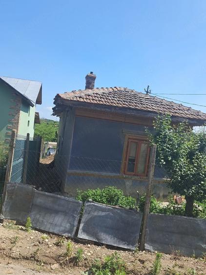 Casă cu 3 camere cu Teren 2000 Mp în Hotarele
