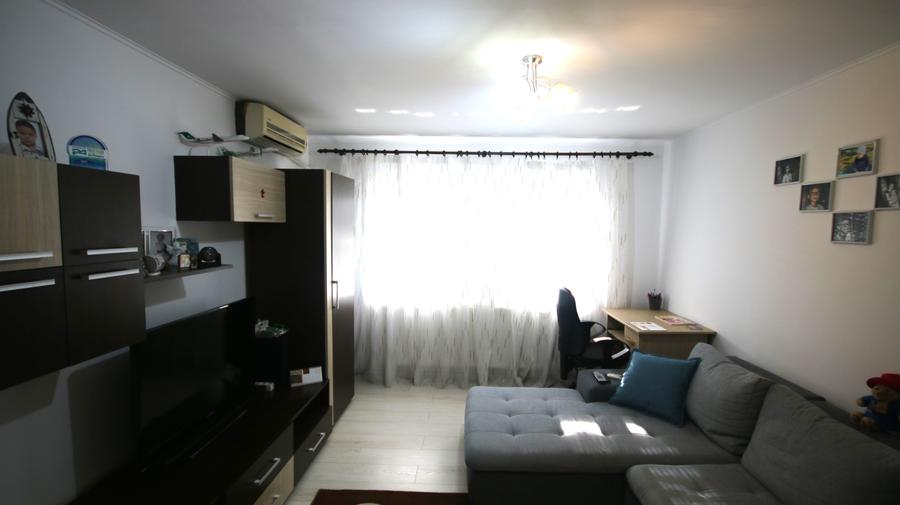 Apartament cu 3 camere semidecomandat în Cetății