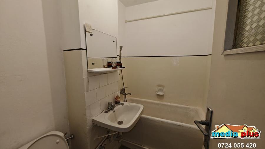 Apartament cu 3 camere semidecomandat în Micro 19