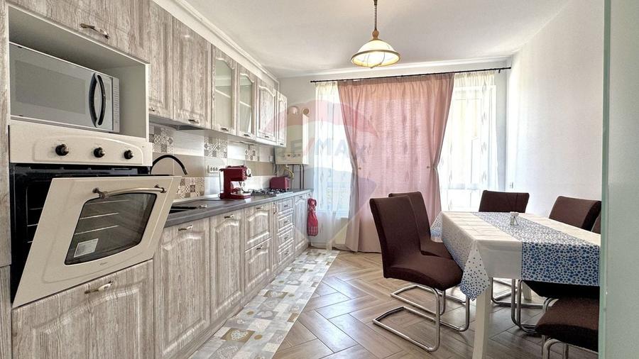 Apartament cu 3 camere decomandat în Cristian