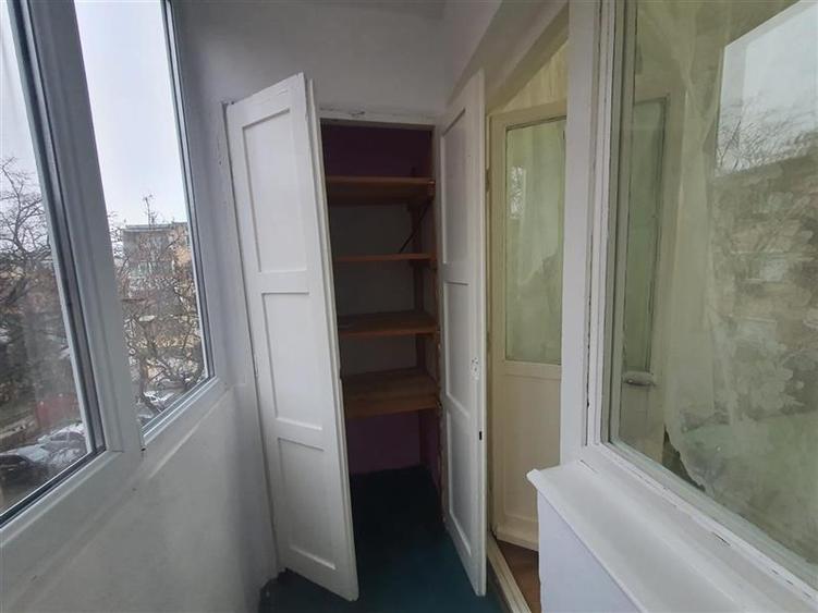 Apartament cu 3 camere semidecomandat, mobilat în Central